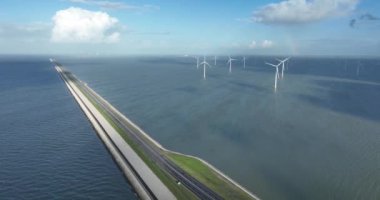 Kuzey Hollanda ve Friesland arasındaki Hollanda 'daki Afsluitdijk sel savunma sistemi IJsselmeer' i Wadden Denizi 'nden kapatıyor. Baraj ve karayolu altyapısı.