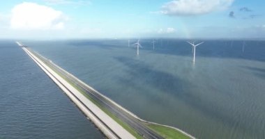 Kuzey Hollanda ve Friesland arasındaki Hollanda 'daki Afsluitdijk sel savunma sistemi IJsselmeer' i Wadden Denizi 'nden kapatıyor. Baraj ve karayolu altyapısı.