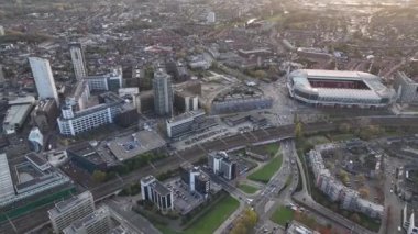 Eindhoven, 2 Kasım 2022, Hollanda. Şehir merkezinin ufuk çizgisi, demiryolu istasyonu Philips binaları, PSV stadı ve altyapı.