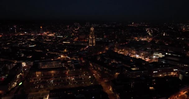 荷兰阿纳姆市夜间空中无人机 市中心 莱茵河和教堂 尤西比斯克 约翰冻桥 天际线和基础设施 市中心 夜深了 — 图库视频影像
