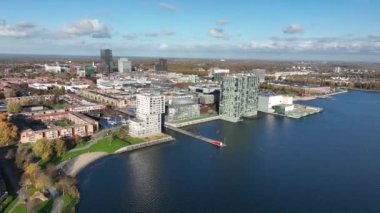 Flevoland, Hollanda 'daki Almere orta büyüklükteki Hollanda şehri, Skyline şehir merkezi, Almere Stad merkezi, deniz seviyesinin altında inşa edilen şehir..