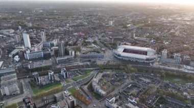 Eindhoven, 2 Kasım 2022, Hollanda. Şehir merkezinin ufuk çizgisi, demiryolu istasyonu Philips binaları, PSV stadı ve altyapı.