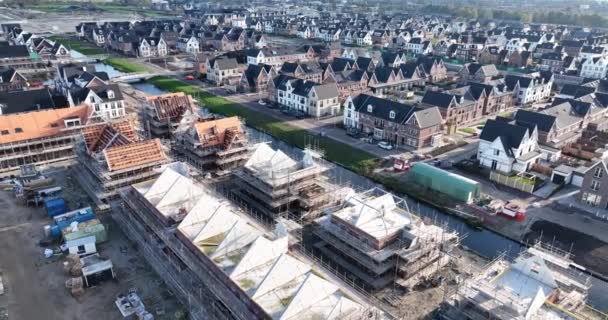近代的な郊外住宅の建設と建設 住宅施設の足場外部都市開発プロジェクト オランダに家 — ストック動画