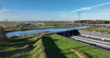 Hollanda 'daki Aquaduct Vechtzicht Muiden. Altyapı yolu, otoyol. Nehir, su yolu ve tünel. Diemen ve Almere arasındaki bağlantı