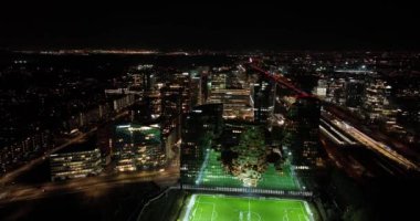 Amsterdam, 27 Ekim 2022, Hollanda 'da. Amsterdam Zuidas Zuidasdok ofisi yüksek binalar ve altyapı. Otoyol iş bölgesi. Schiphol Havalimanı ve Amsterdam şehir merkezi yakınlarında.