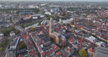 Peperbus ya da Onze Lieve Vrouwetoren (Onze Lieve Vrouwebasiliek ile Onze Lieve Vrouwebasiliek), St. Michaels Kilisesi 'nin altında Ossenmarkt' ta bulunan bir ortaçağ haç kilisesidir. Zwolle Skyline şehir merkezi.