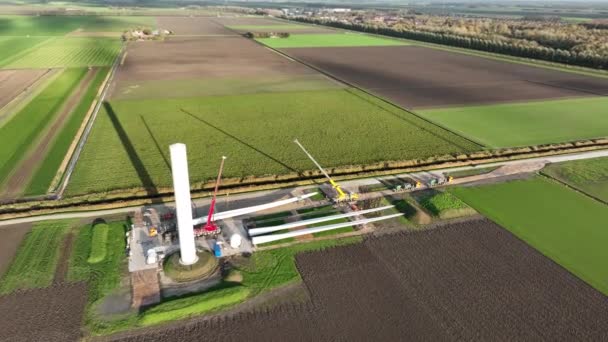네덜란드에서 에너지 생산의 만들어 에너지 공중에서 비행기를 크레인으로 풍차를 만드는 — 비디오