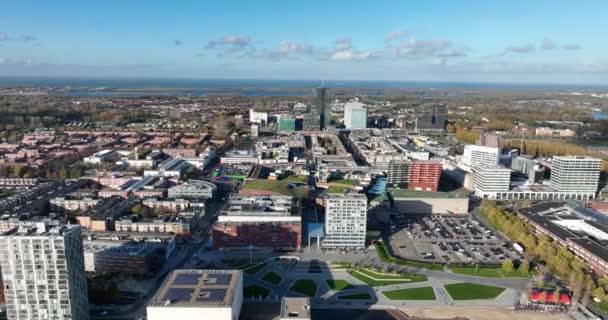 オランダのフレヴォランド州のAlonly中規模大規模なオランダの都市 スカイラインダウンタウンの中心部 Alonly Stadセンター 海面下の都市ビルド — ストック動画