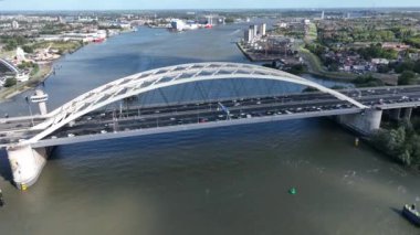 Rotterdam 'daki Nieuwe Maas üzerindeki Van Brienenoordbrug kemer köprüsü IJsselmonde ve Rotterdam' ın doğu yakasındaki Kralingen-Crooswijk, Hollanda 'nın.