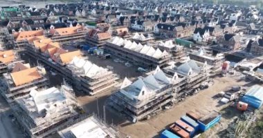 Weesp, 13 Kasım 2022, Hollanda. Weespersluis geniş ve yeşil yerleşim alanlarının inşaatı. Parklar, oyun alanı. Su yolları, kanallar ve yeşil yapım aşamasında.