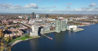 Flevoland, Hollanda 'daki Almere orta büyüklükteki Hollanda şehri, Skyline şehir merkezi, Almere Stad merkezi, deniz seviyesinin altında inşa edilen şehir..