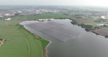 İç sularda yüzen güneş panelleri. Doğayla uyum içinde sürdürülebilir enerjinin kaynağı. Zwolle 'da Bomhofplas