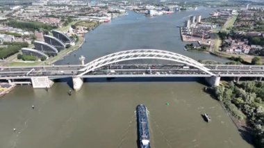 Rotterdam 'daki Nieuwe Maas üzerindeki Van Brienenoordbrug kemer köprüsü IJsselmonde ve Rotterdam' ın doğu yakasındaki Kralingen-Crooswijk, Hollanda 'nın.