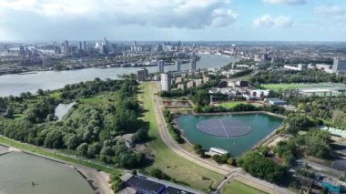 Rotterdam şehrinin ufuk çizgisi ve Feijenoord bölgesi. Nieuwe Maas nehri ve iç sularda sürdürülebilir güneş panelleri. Yukarıdaki hava.