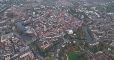 Zwolle tarihi şehir merkezi hava manzarası. Hollanda 'nın Overijssel iline bağlı bir belediyedir. Binalar, altyapı, kanallar ve yollar. Drone görünümü.