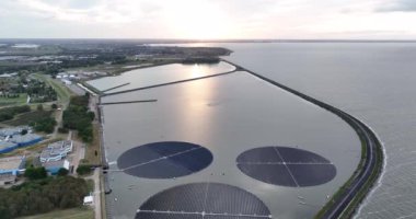 İç sulardaki güneş panelleri elektrik üretimi için güneş enerjisi üretiyor. Yenilikçi sürdürülebilir enerji hasadı. İklim değişikliği çözünürlüğü.