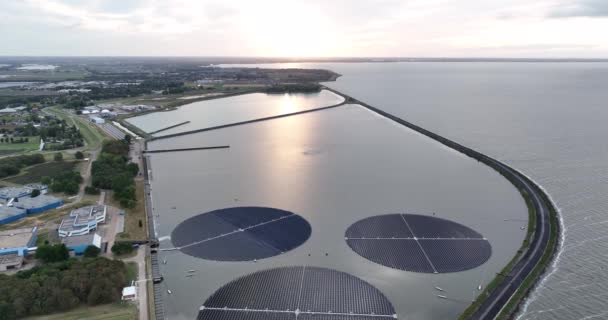 에너지 발전시키는 수역에 설치하여 전기를 혁신적 에너지 수확입니다 해결책 — 비디오