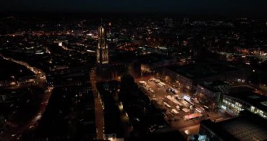 Hollanda 'nın Arnhem şehrindeki Eusebiuskerk ya da Grote Kerk' te geceleri hava aracı. Şehir merkezi, gökyüzü ve altyapı, şehir merkezi..