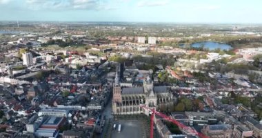 Hertogenbosch, Kuzey Brabant eyaletinin gayri resmi başkenti olarak adlandırılan Den Bosch. Hollanda 'da. Tarihi merkez ve güçlendirilmiş şehir duvarı silüeti. Yukarıdan drone görünümü.