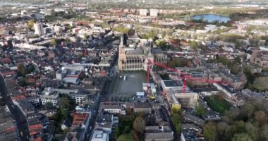 Hertogenbosch, Kuzey Brabant eyaletinin gayri resmi başkenti olarak adlandırılan Den Bosch. Hollanda 'da. Tarihi merkez ve güçlendirilmiş şehir duvarı silüeti. Yukarıdan drone görünümü.
