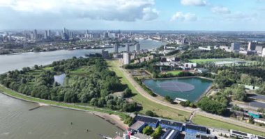 Rotterdam şehrinin ufuk çizgisi ve Feijenoord bölgesi. Nieuwe Maas nehri ve iç sularda sürdürülebilir güneş panelleri. Yukarıdaki hava.