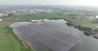 İç sularda yüzen güneş panelleri. Doğayla uyum içinde sürdürülebilir enerjinin kaynağı. Zwolle 'da Bomhofplas