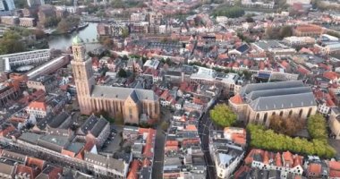 Zwolle tarihi şehir merkezi hava manzarası. Hollanda 'nın Overijssel iline bağlı bir belediyedir. Binalar, altyapı, kanallar ve yollar. Drone görünümü.
