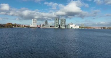 Flevoland, Hollanda 'daki Almere orta büyüklükteki Hollanda şehri, Skyline şehir merkezi, Almere Stad merkezi, deniz seviyesinin altında inşa edilen şehir..