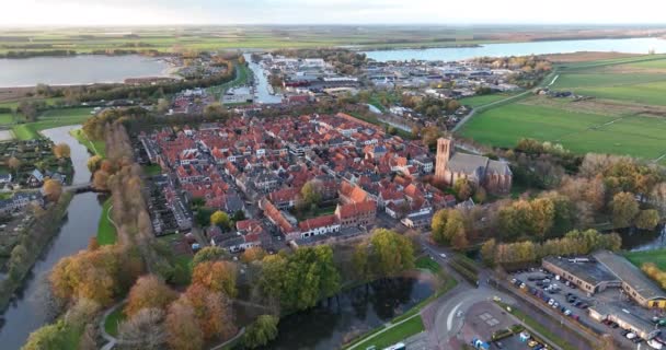 オランダ ゲルダーラント州 中世の要塞のエルブルクの要塞化された歴史的な都市中心部ほぼ直線道路計画 — ストック動画