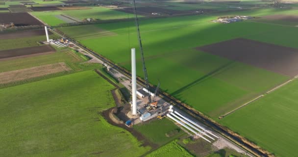クレーンによる風力タービン風車建設の建設工程 — ストック動画