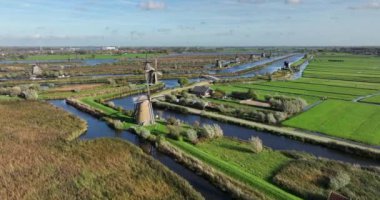 Hollanda 'nın Alblasserwaard bölgesindeki Kinderdijk yel değirmenleri. Turistik cazibe ve Unesco dünya mirası