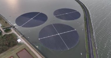 İç sulardaki güneş panelleri elektrik üretimi için güneş enerjisi üretiyor. Yenilikçi sürdürülebilir enerji hasadı. İklim değişikliği çözünürlüğü.