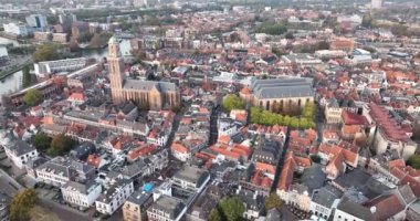 Zwolle tarihi şehir merkezi hava manzarası. Hollanda 'nın Overijssel iline bağlı bir belediyedir. Binalar, altyapı, kanallar ve yollar. Drone görünümü.
