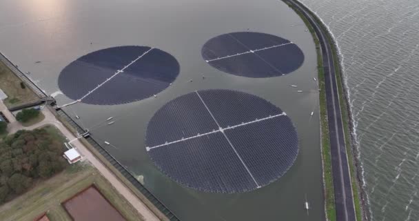 Solární Panely Vnitrozemských Vodách Vyrábějí Sluneční Energii Pro Výrobu Elektřiny — Stock video