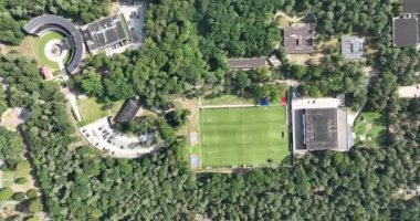 Zeist, 30 Ağustos 2022, Hollanda. KNVB kampüs tesisi amatör ve profesyonel futbol birliği. Ormanda dış bina ve geçiş kompleksi inşa ediyor. Hava aracı görünümü.