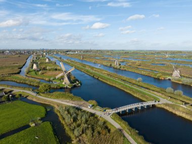 Hollanda 'nın Alblasserwaard bölgesindeki Kinderdijk yel değirmenleri. Turistik cazibe ve Unesco dünya mirası