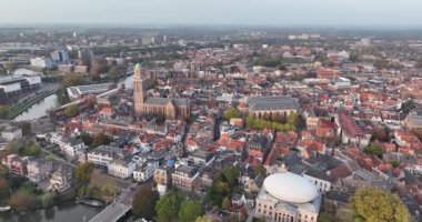 Zwolle tarihi şehir merkezi hava manzarası. Hollanda 'nın Overijssel iline bağlı bir belediyedir. Binalar, altyapı, kanallar ve yollar. Drone görünümü.