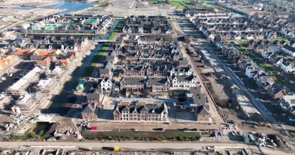 近代的な郊外住宅の建設と建設 住宅施設の足場外部都市開発プロジェクト オランダに家 — ストック動画