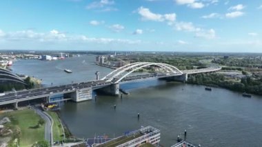 Rotterdam 'daki Nieuwe Maas üzerindeki Van Brienenoordbrug kemer köprüsü IJsselmonde ve Rotterdam' ın doğu yakasındaki Kralingen-Crooswijk, Hollanda 'nın.