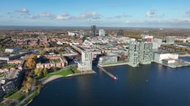 Flevoland, Hollanda 'daki Almere orta büyüklükteki Hollanda şehri, Skyline şehir merkezi, Almere Stad merkezi, deniz seviyesinin altında inşa edilen şehir..