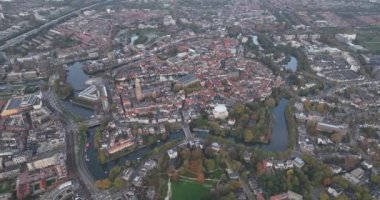 Zwolle tarihi şehir merkezi hava manzarası. Hollanda 'nın Overijssel iline bağlı bir belediyedir. Binalar, altyapı, kanallar ve yollar. Drone görünümü.