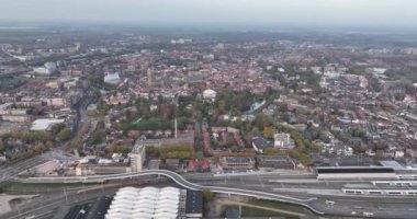 Zwolle eski tarihi şehir merkezi ve tepedeki şehir duvarları. Şehrin çevresindeki zengin tarihi olan kanal, Pepperbus kilise kulesi.