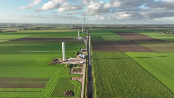 Bouwproces Van Windturbinewindmolenbouw Met Kranen — Stockvideo
