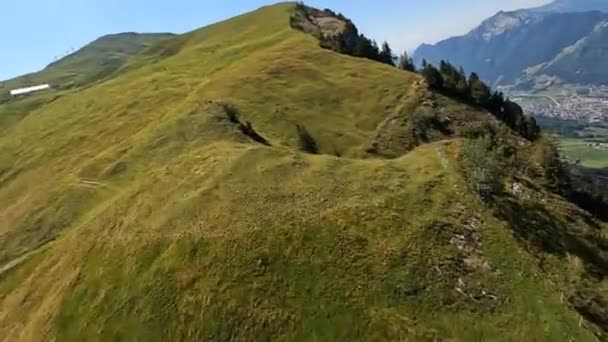 スイスの山Fpv山サーフィン 尾根や緑の芝生や森林の崖の上を飛んで極端なスポーツを閉じる ハイキングの冒険と観光地 — ストック動画