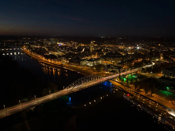 荷兰阿纳姆市夜间空中无人机 市中心 莱茵河和教堂 Eusebiuskerk 约翰冻桥 天际线和基础设施 市中心 — 图库照片