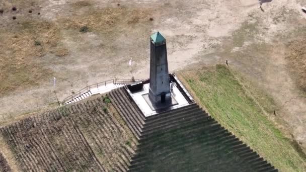 奥斯特里茨金字塔36米高的金字塔拿破仑士兵于1804年在荷兰沃登贝格市乌得勒支山岭的最高处之一建造 — 图库视频影像