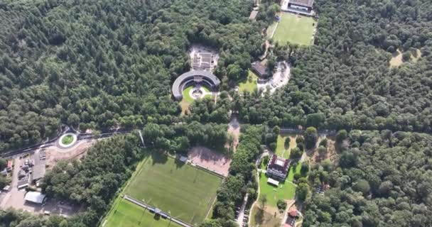 齐斯特 2022年8月30日 Knvb校园设施业余和专业足球联盟 在树林里建造外墙和中庭 空中无人驾驶飞机视图 — 图库视频影像