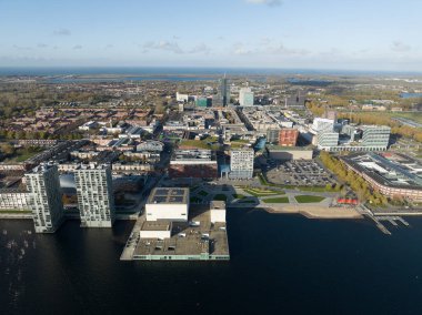 Flevoland, Hollanda 'daki Almere orta büyüklükteki Hollanda şehri, Skyline şehir merkezi, Almere Stad merkezi, deniz seviyesinin altında inşa edilen şehir..