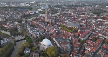 Peperbus ya da Onze Lieve Vrouwetoren (Onze Lieve Vrouwebasiliek ile Onze Lieve Vrouwebasiliek), St. Michaels Kilisesi 'nin altında Ossenmarkt' ta bulunan bir ortaçağ haç kilisesidir. Zwolle Skyline şehir merkezi.