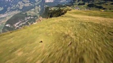 İsviçre dağları fpv dağ sörfü. Uçurumlarda, yeşil çimlerde ve orman kayalıklarında yakın uçma sporları. Yürüyüş macerası ve turistik bir yer.